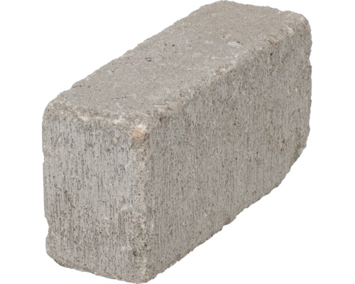 Een enkele rechthoekige betonsteen met een ruw oppervlak voor metselwerk.