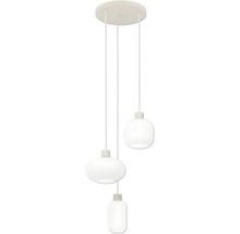 Driepunts hanglamp met drie verschillend gevormde witte glazen kappen aan een ronde plafondplaat.