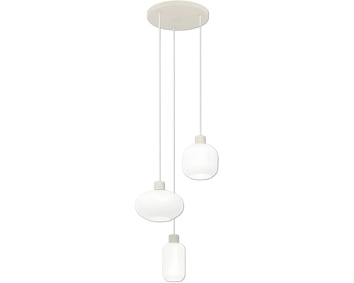 Driepunts hanglamp met drie verschillend gevormde witte glazen kappen aan een ronde plafondplaat.