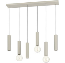 Zeslichts hanglamp met een langwerpige plafondkap en cilindrische, geribbelde fittingen op verschillende hoogtes.