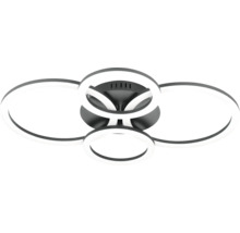 Moderne LED-plafondlamp met vier elkaar kruisende cirkelvormige en ovale lichtringen op een donkere basis.
