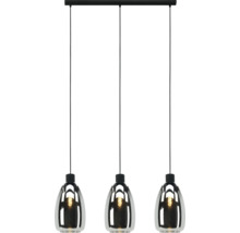Drielichts hanglamp met verchroomde glazen kappen in druppelvorm en zwarte kabels aan een langwerpige plafondbevestiging.