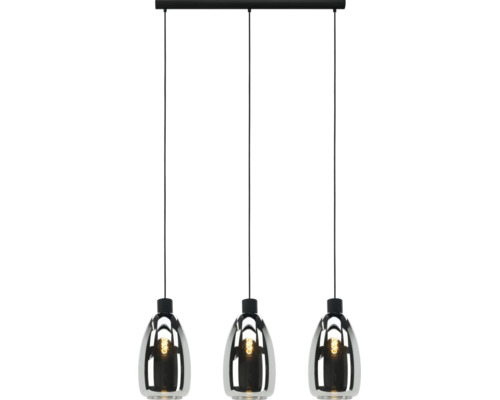 Drielichts hanglamp met verchroomde glazen kappen in druppelvorm en zwarte kabels aan een langwerpige plafondbevestiging.