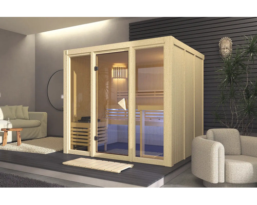 Vrijstaande binnensauna van licht hout met een groot glazen front in een modern ingerichte kamer.