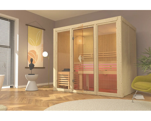 Moderne binnensauna van hout met grote glazen pui en geïntegreerde verlichting, geplaatst in een moderne woonruimte.