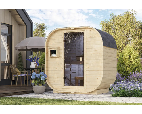 Moderne houten ton-sauna met glazen deur op een terras in een tuin.