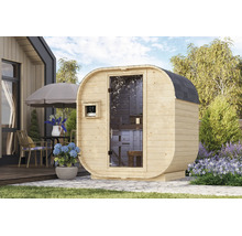 Houten tonvormige sauna met glazen deur en bedieningspaneel op een terras in een tuin.