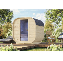 Moderne houten tonsauna met glazen deur op een houten terras in de tuin.