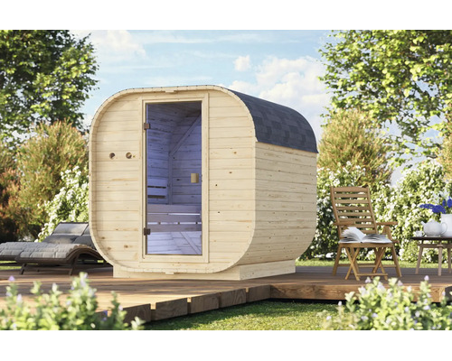 Moderne houten tonsauna met glazen deur op een houten terras in de tuin.
