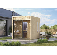 Moderne houten tuinsauna met glazen pui en schuifdeur, geplaatst op een terras in een verzorgde tuin.