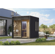 Moderne houten buitensauna met glazen pui in de tuin, geplaatst op een terras naast een woning met zitmeubels buiten.