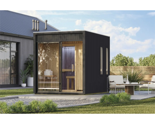 Moderne houten buitensauna met glazen pui in de tuin, geplaatst op een terras naast een woning met zitmeubels buiten.