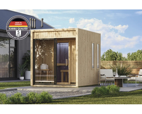 Moderne Karibu tuinsauna van hout met kamerhoge glaselementen en hoogwaardige constructie voor buitengebruik in de tuin.