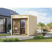 Moderne houten tuinsauna met kamerhoge glazen gevel en zijramen op een terras in de tuin.