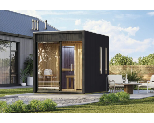 Moderne houten buitensauna met grote glazen pui en donker frame in een tuin naast een terras met zitmeubels.