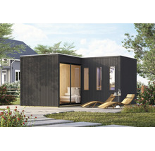 Moderne tuinlounge in L-vorm met donkere houten gevel, glazen pui en houten ligstoelen op het terras.