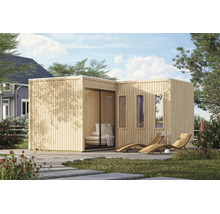 Modern houten tuinhuis met plat dak, schuifdeur en raamkozijnen, geplaatst op een terras met twee houten ligstoelen.
