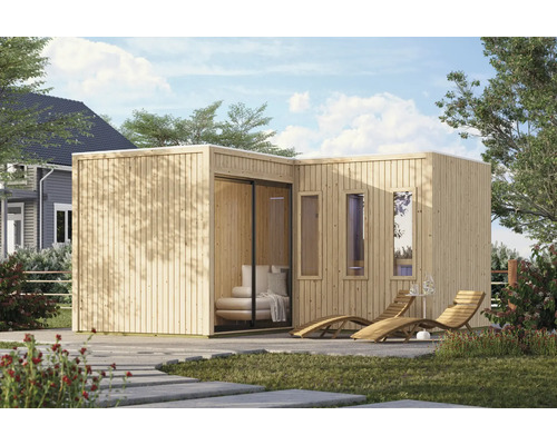 Modern houten tuinhuis met plat dak, schuifdeur en raamkozijnen, geplaatst op een terras met twee houten ligstoelen.