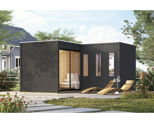 Moderne tuinlounge in L-vorm met donkere houten gevel, glazen pui en houten ligstoelen op het terras.
