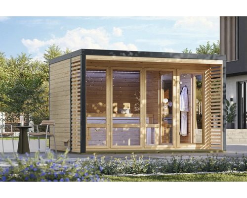 Moderne houten tuinsauna met kamerhoge glazen elementen en plat dak, geplaatst op een terras in een tuin.