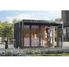Moderne houten tuinsauna met grote glazen gevels en zijwanden met lamellen in een tuin.
