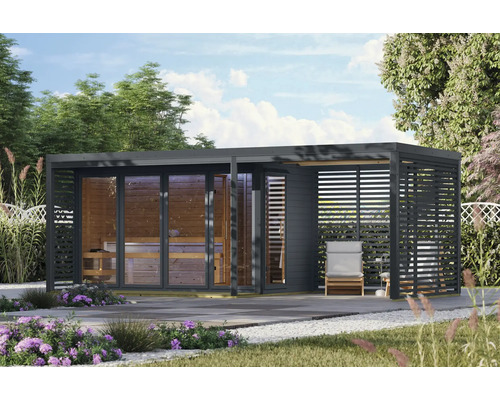 Moderne houten tuinsauna met glazen pui en overdekte loungehoek in een groene tuin.