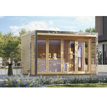Moderne houten tuinsauna met kamerhoge glaspanelen en een plat dak in een tuin.