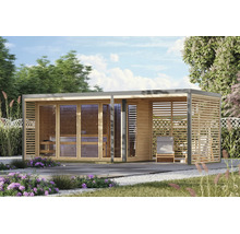 Moderne houten tuinsauna met geïntegreerd overdekt terras, grote glazen puien en lattenstructuur in de tuin.