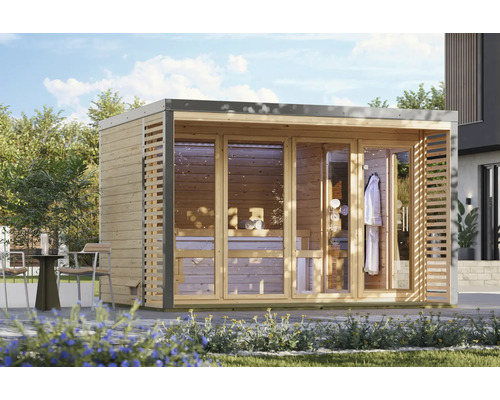 Moderne houten tuinsauna met kamerhoge glaspanelen en een plat dak, geplaatst in een zonnige tuin.