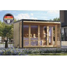 Moderne Karibu tuinsauna van hout met glazen voorzijde en plat dak in een tuin met zitgedeelte