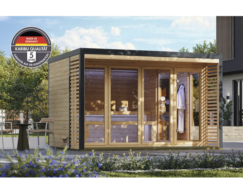 Moderne Karibu tuinsauna van hout met glazen voorzijde en plat dak in een tuin met zitgedeelte