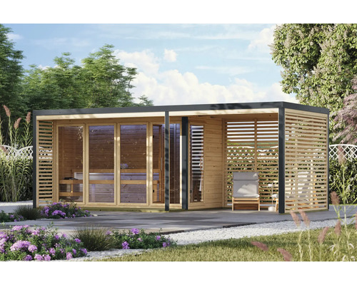 Moderne houten tuinsauna met glazen pui en overdekte loungehoek in de tuin.