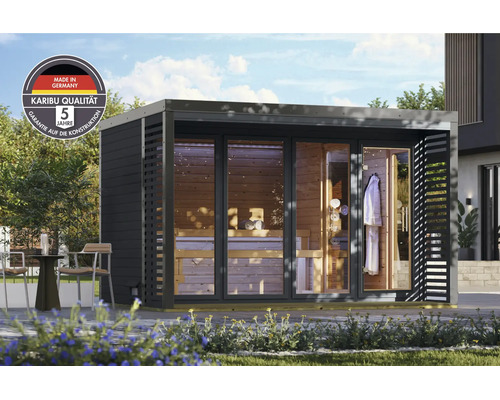 Moderne Karibu tuinsauna met glazen voorzijde en houten constructie in de tuin met vijf jaar garantie op de constructie en Made in Germany keurmerk.