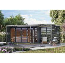 Moderne houten tuinsauna met glazen pui en overdekte loungehoek in een zonnige tuin.