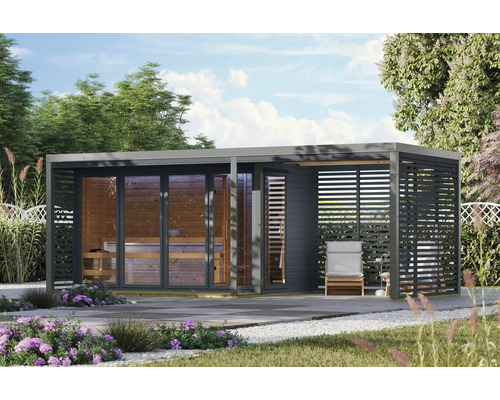 Moderne houten tuinsauna met glazen pui en overdekte loungehoek in een zonnige tuin.