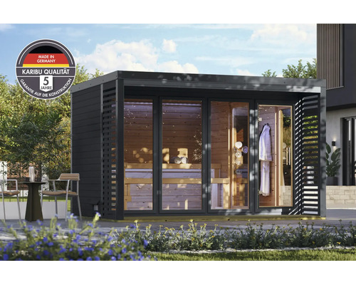 Moderne houten tuinsauna met grote glazen pui in een tuin inclusief kwaliteitszegel Made in Germany en 5 jaar garantie op de constructie.