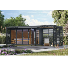 Moderne tuinsauna met glazen pui en overdekt terras inclusief zitplaatsen in een verzorgde tuinomgeving.