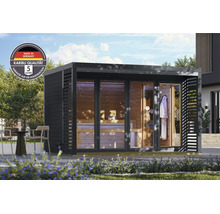 Moderne houten tuinsauna met grote glazen pui in een tuin inclusief kwaliteitszegel Made in Germany en 5 jaar garantie op de constructie.