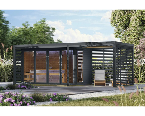 Moderne tuinsauna met glazen pui en overdekt terras inclusief zitplaatsen in een verzorgde tuinomgeving.
