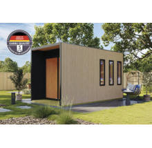 Modern houten tuinhuis met verticale lattengevel, drie smalle ramen en een geïntegreerde entree, geplaatst in een verzorgde tuin.