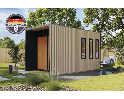 Modern houten tuinhuis met verticale lattengevel, drie smalle ramen en een geïntegreerde entree, geplaatst in een verzorgde tuin.