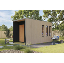Modern tuinhuis met verticale houten bekleding en drie smalle ramen in een verzorgde tuin met een loungestoel.