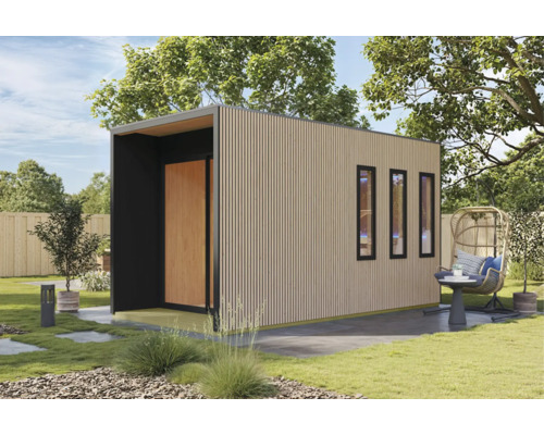 Modern tuinhuis met verticale houten bekleding en drie smalle ramen in een verzorgde tuin met een loungestoel.