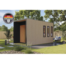 Moderne Karibu tuinsauna met houten lamellengevel, drie smalle ramen en een overdekte ingang in een verzorgde tuin.