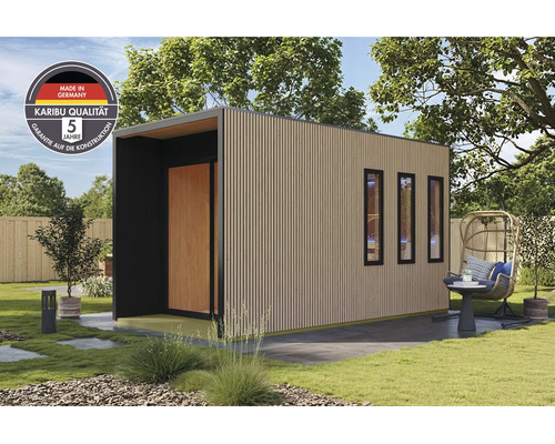 Moderne Karibu tuinsauna met houten lamellengevel, drie smalle ramen en een overdekte ingang in een verzorgde tuin.