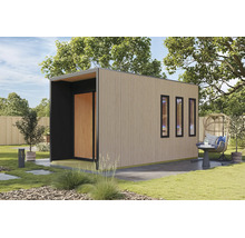 Modern tuinhuis met houten lamellen gevel en drie smalle ramen in een verzorgde tuin met een hangstoel op een terras.