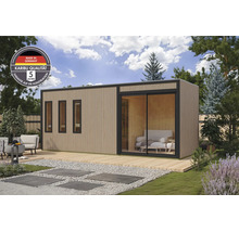 Modern tuinhuis met verticale houten bekleding, schuifdeur en drie ramen op een houten terras in de tuin, inclusief Karibu kwaliteitszegel.