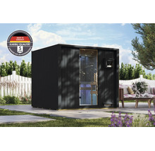 Moderne Karibu tuinsauna met glazen voorzijde en plat dak in een tuin met zitgedeelte en vijf jaar garantie op de constructie.