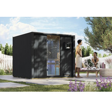 Moderne tuinsauna in een tuin met een stel dat voor de sauna ontspant. Houten saunahuis met glazen deur en bedieningspaneel.