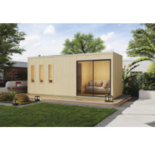 Modern houten tuinhuis met plat dak, schuifdeur en drie smalle ramen op een houten terras in een tuin.